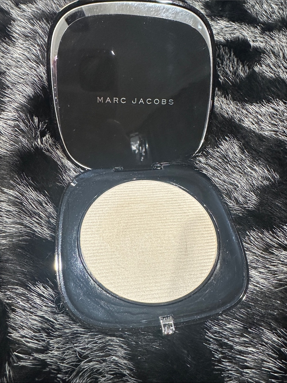 Marc Jacobs Black Gloss Compact Mirror Omega Glaze Highlighter